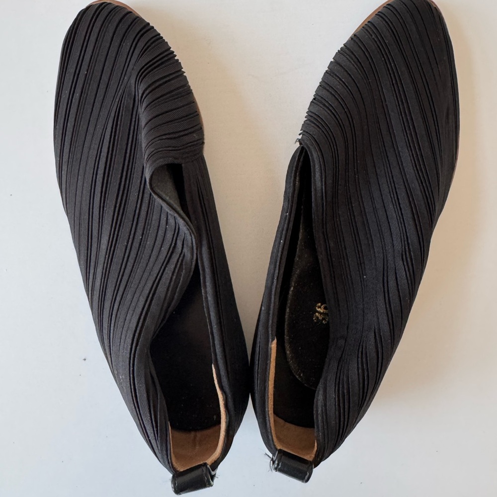 DM Black Pleated Slip-On Shoes – Made in Spain – Size 6